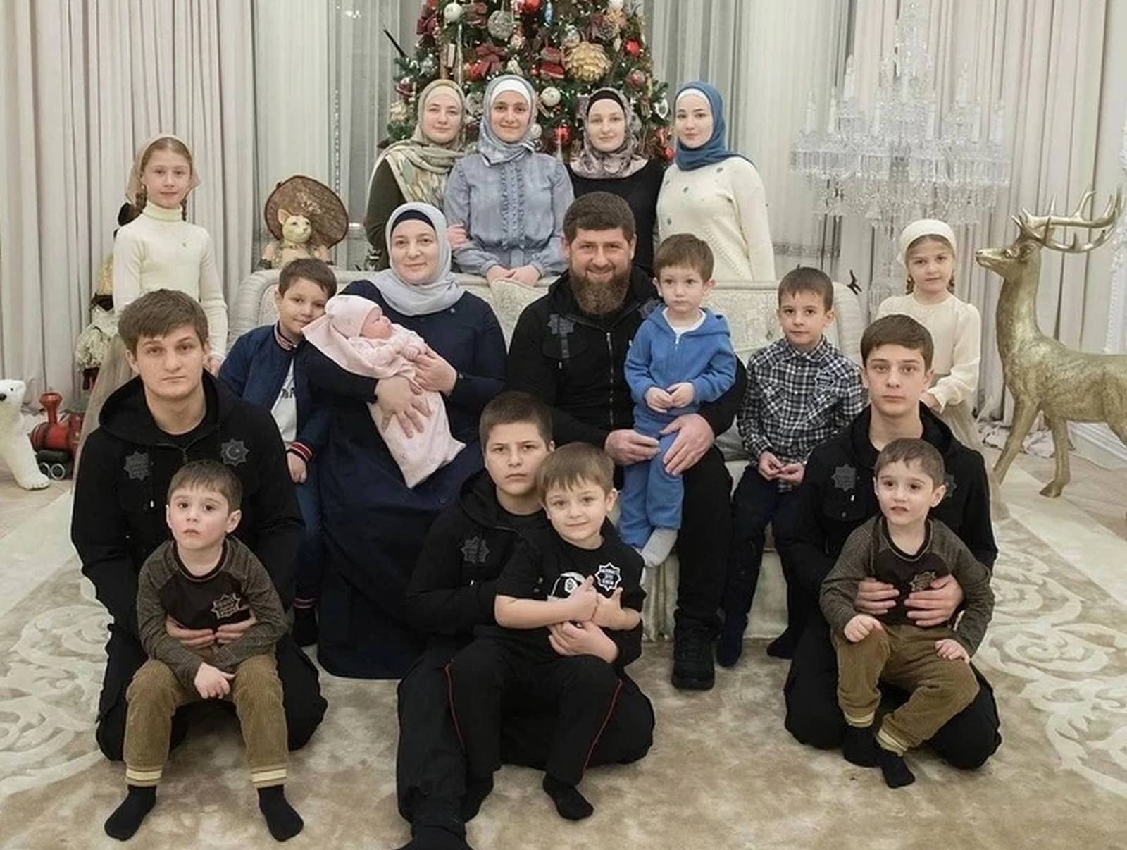 Рамзан Кадыров с супругой и детьми