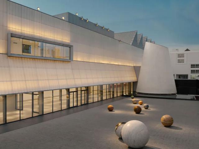 Що всередині: музей сучасного мистецтва в Банкоку, який об’єднує індустріалізм і ніжність