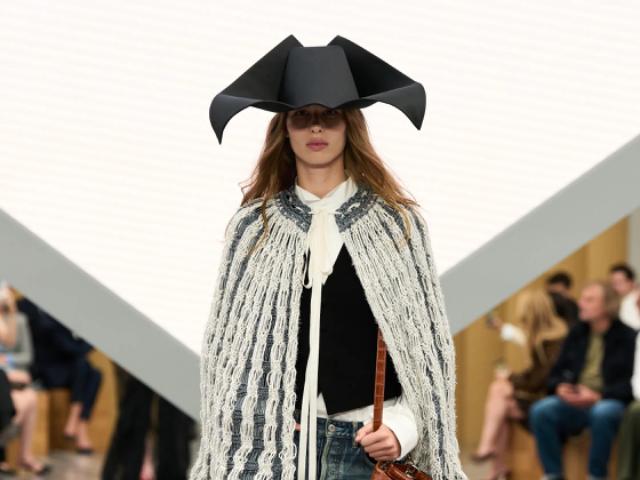 Цитування архівів, трендів і Джорджа Байрона: дебютне шоу Джонатана Андерсона для Dior